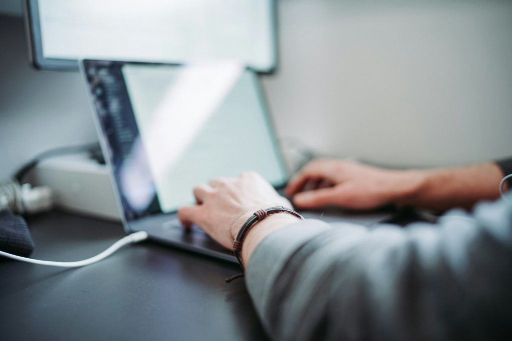 Launching a Horse Racing Blog with WordPress: 5 Must-Have Themes & Plugins